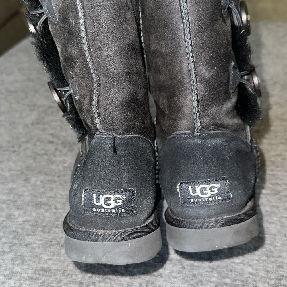 UGGS - Picture 3 of 4